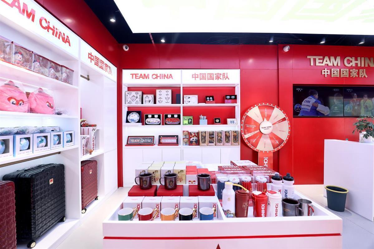 奥运同款触手可及 中国国家队特许零售店湖北首店开业，掀起体育文创消费新热潮
